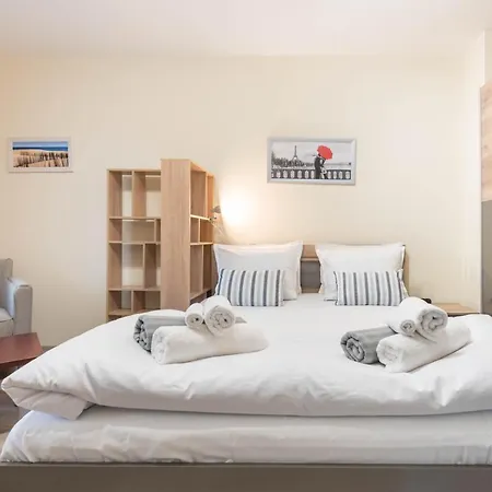 Red Square 1br *